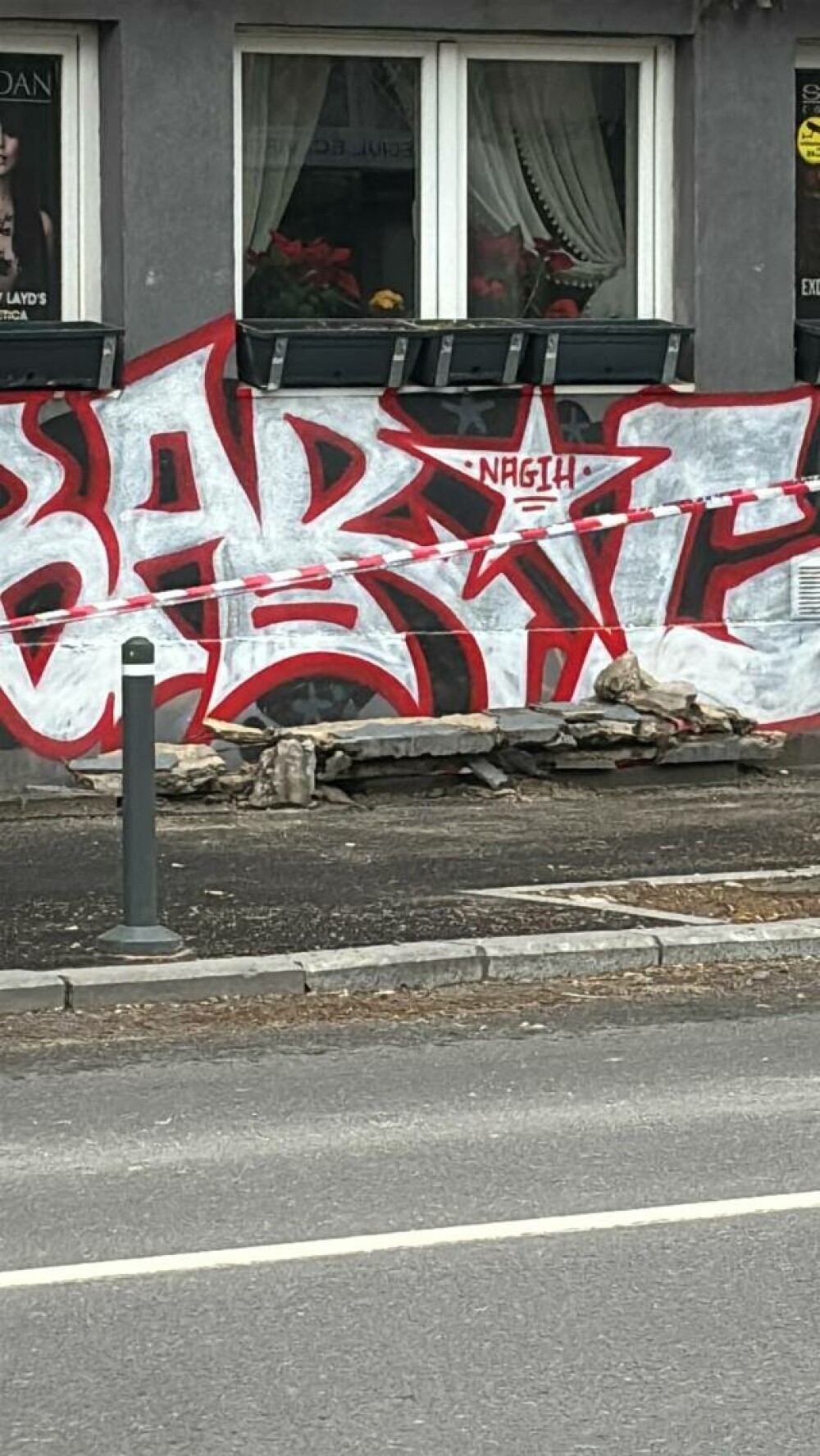 O bucată de pervaz a căzut de pe o clădire din Piața Romană, din București, de la etajul 3 - Imaginea 1