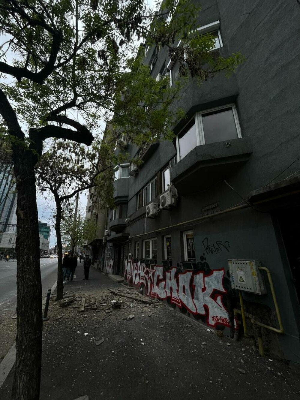 O bucată de pervaz a căzut de pe o clădire din Piața Romană, din București, de la etajul 3 - Imaginea 2