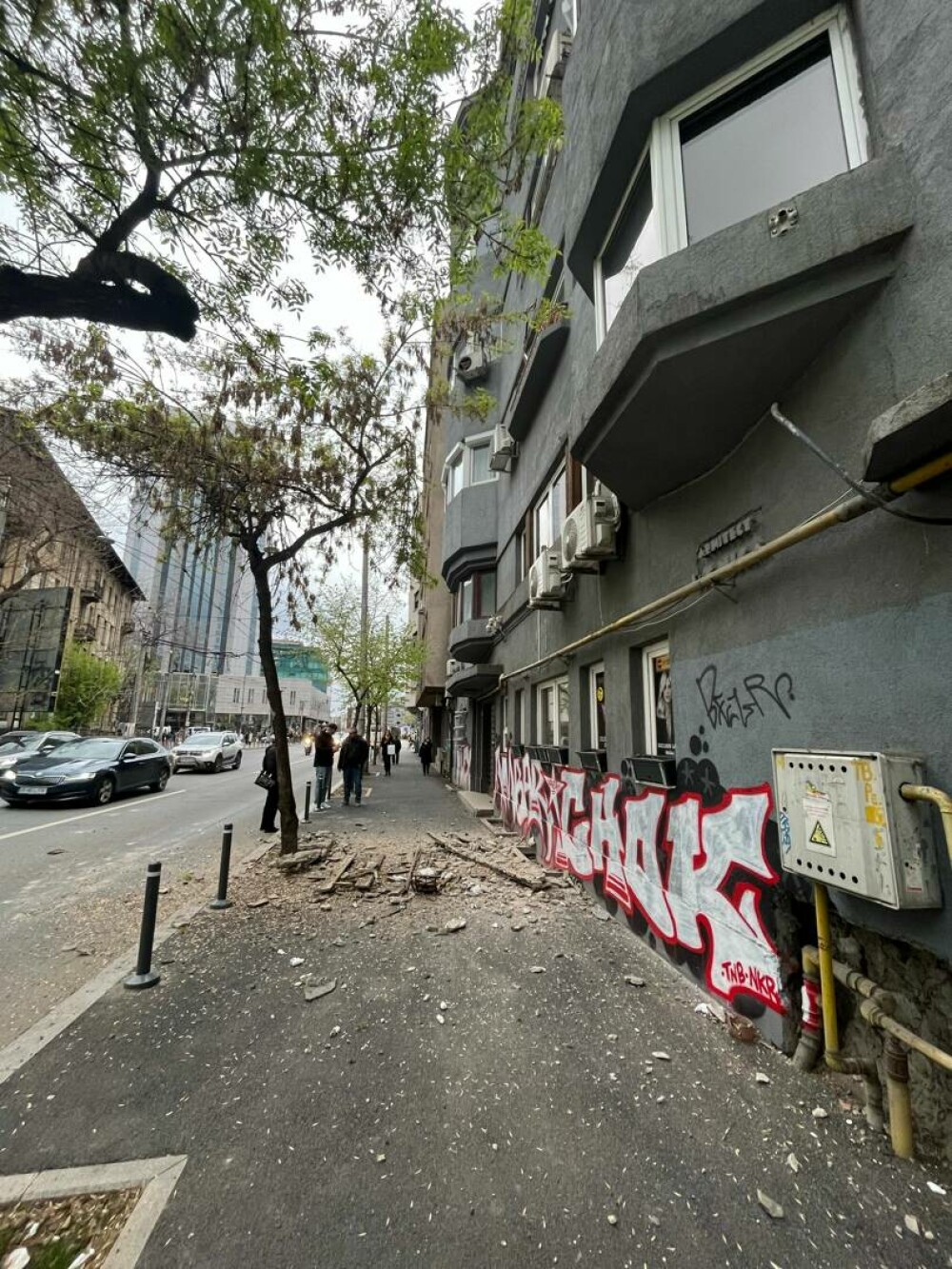 O bucată de pervaz a căzut de pe o clădire din Piața Romană, din București, de la etajul 3 - Imaginea 3