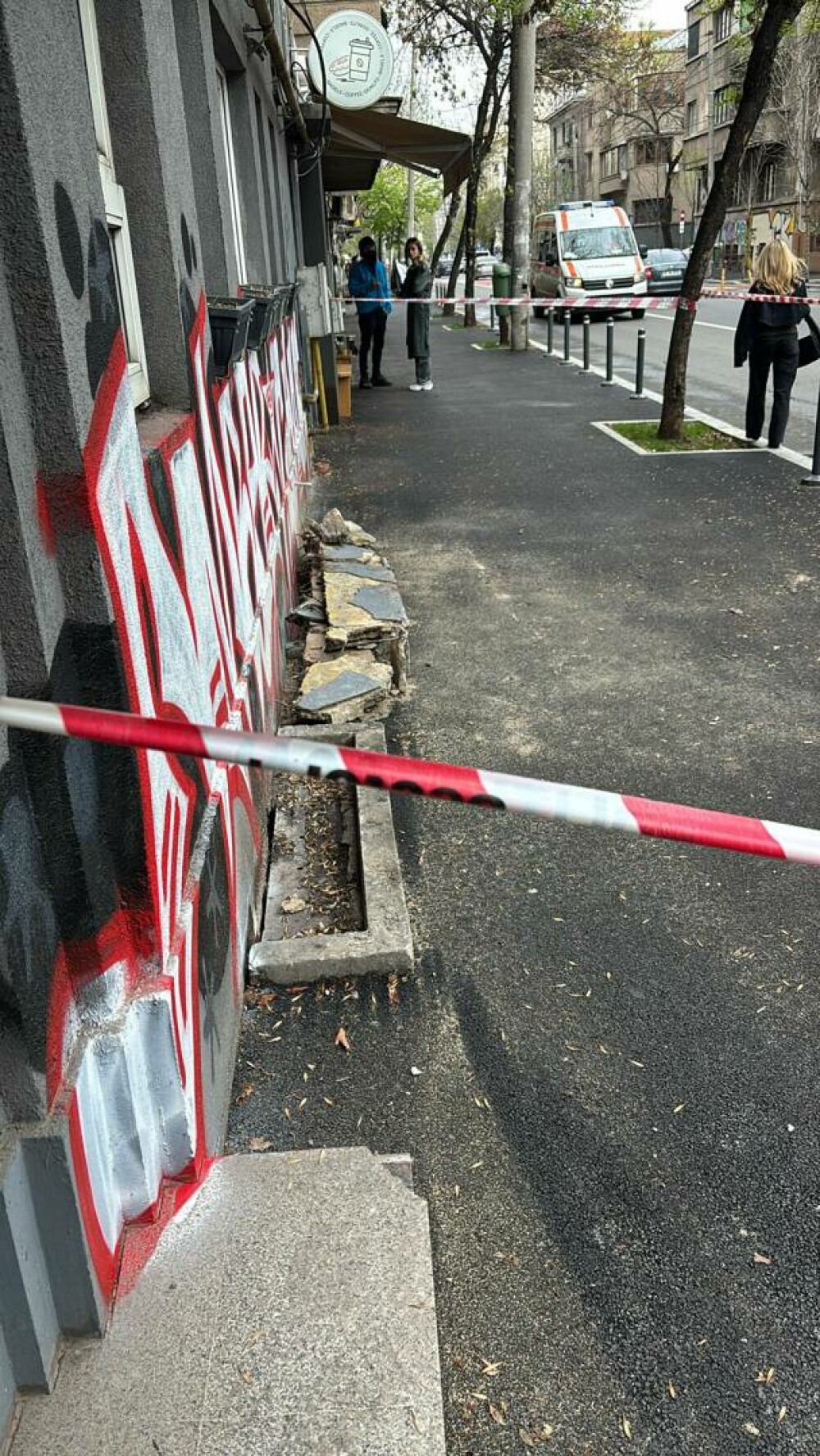 O bucată de pervaz a căzut de pe o clădire din Piața Romană, din București, de la etajul 3 - Imaginea 4