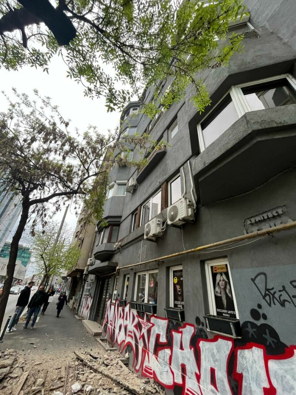 O bucată de pervaz a căzut de pe o clădire din Piața Romană, din București, de la etajul 3 - Imaginea 5