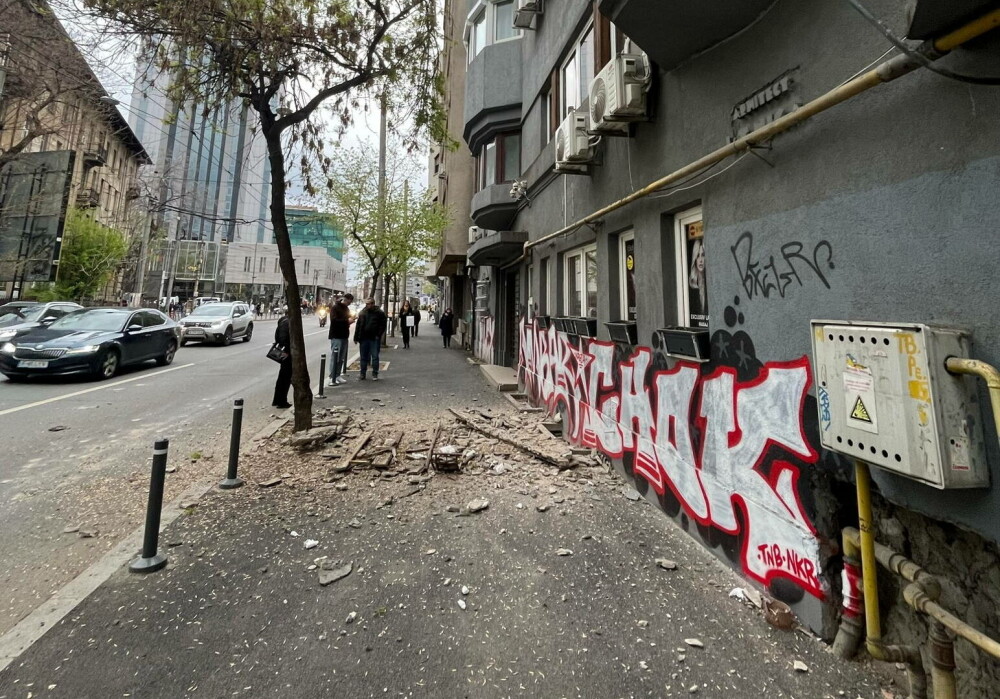 O bucată de pervaz a căzut de pe o clădire din Piața Romană, din București, de la etajul 3 - Imaginea 6