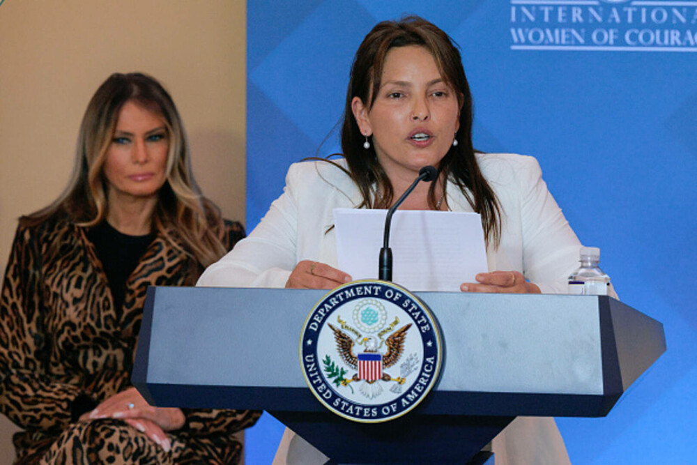 Melania Trump, plină de eleganță la o ceremonie de premiere în SUA. Prima Doamnă a purtat un palton de 11.000 de dolari. FOTO - Imaginea 5