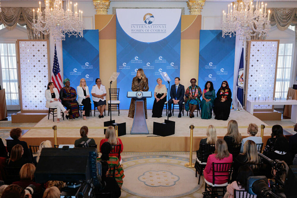 Melania Trump, plină de eleganță la o ceremonie de premiere în SUA. Prima Doamnă a purtat un palton de 11.000 de dolari. FOTO - Imaginea 4