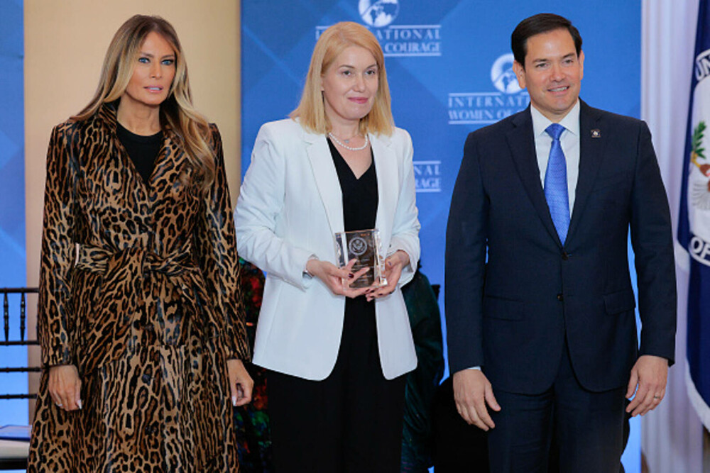 Melania Trump, plină de eleganță la o ceremonie de premiere în SUA. Prima Doamnă a purtat un palton de 11.000 de dolari. FOTO - Imaginea 7