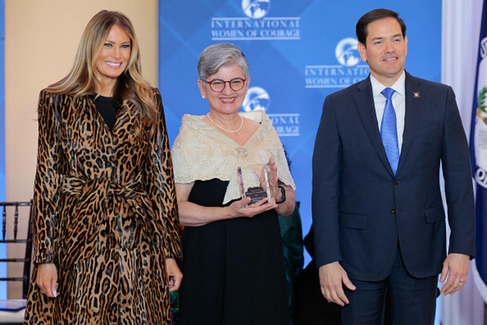 Melania Trump, plină de eleganță la o ceremonie de premiere în SUA. Prima Doamnă a purtat un palton de 11.000 de dolari. FOTO - Imaginea 8