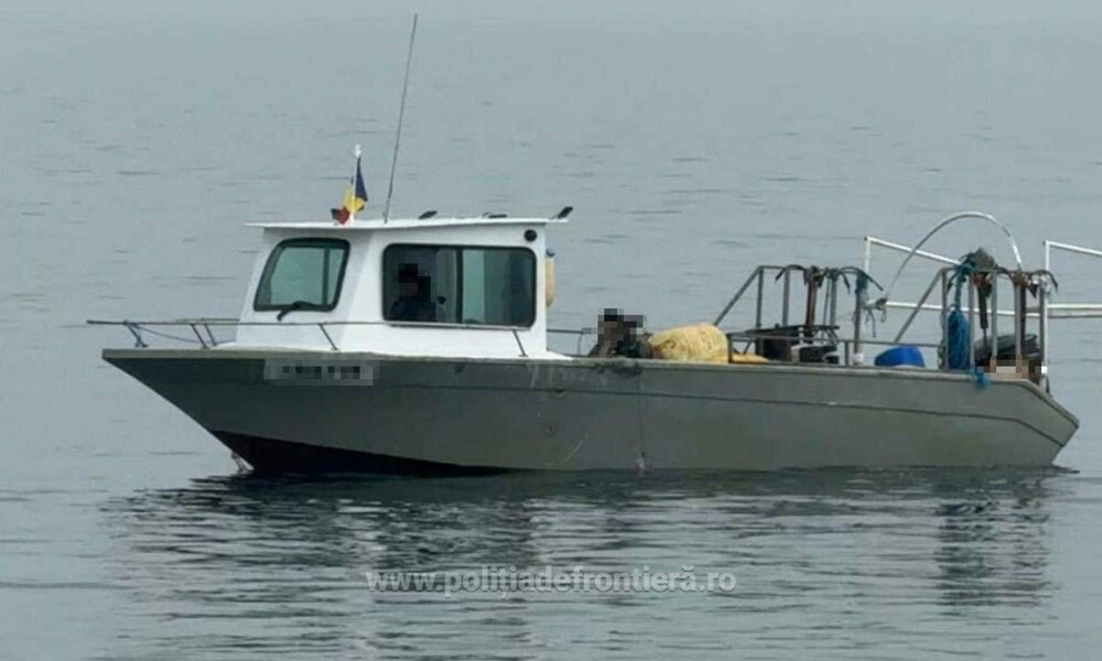 Patru români, prinși pe mare într-o ambarcațiune ilegală, care avea un motor furat din Suedia și o încărcătură uluitoare FOTO - Imaginea 4