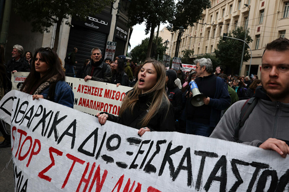 Grevă generală în Grecia. Peste 15.000 de oameni au manifestat la Atena și Salonic. „Nedreptatea ne sufocă”. GALERIE FOTO - Imaginea 12