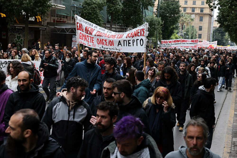 Grevă generală în Grecia. Peste 15.000 de oameni au manifestat la Atena și Salonic. „Nedreptatea ne sufocă”. GALERIE FOTO - Imaginea 14