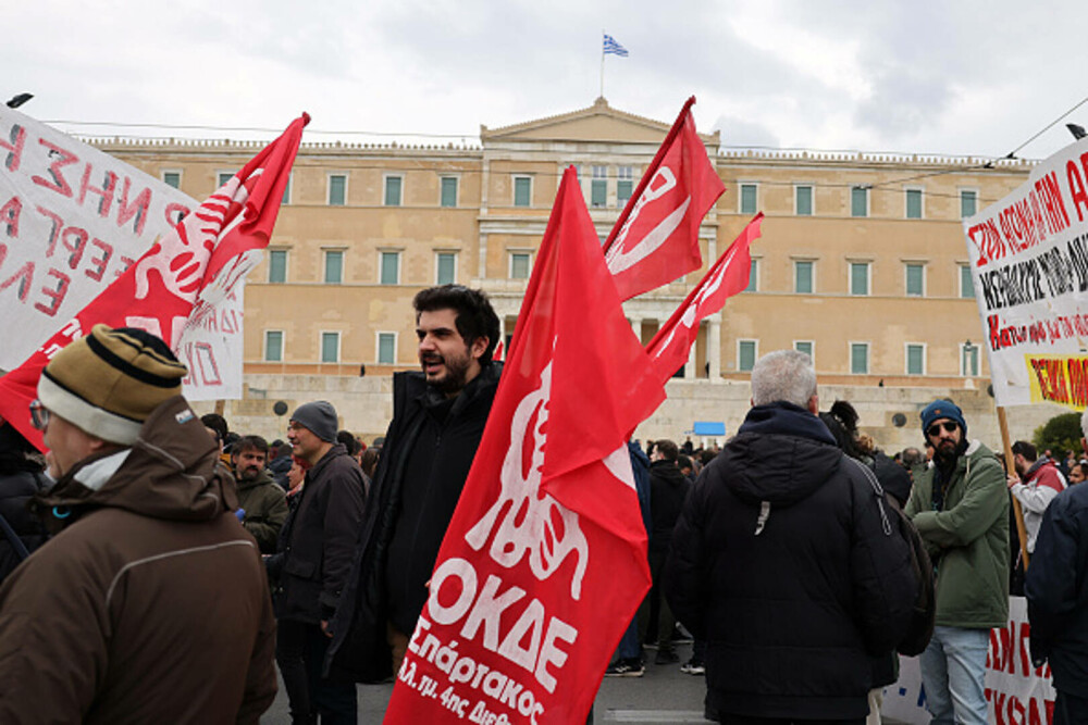 Grevă generală în Grecia. Peste 15.000 de oameni au manifestat la Atena și Salonic. „Nedreptatea ne sufocă”. GALERIE FOTO - Imaginea 16