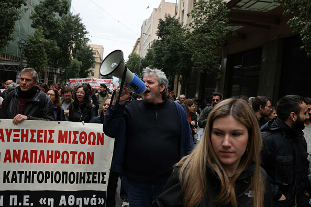 Grevă generală în Grecia. Peste 15.000 de oameni au manifestat la Atena și Salonic. „Nedreptatea ne sufocă”. GALERIE FOTO - Imaginea 18