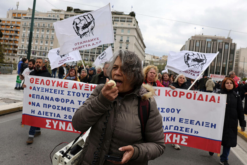 Grevă generală în Grecia. Peste 15.000 de oameni au manifestat la Atena și Salonic. „Nedreptatea ne sufocă”. GALERIE FOTO - Imaginea 20
