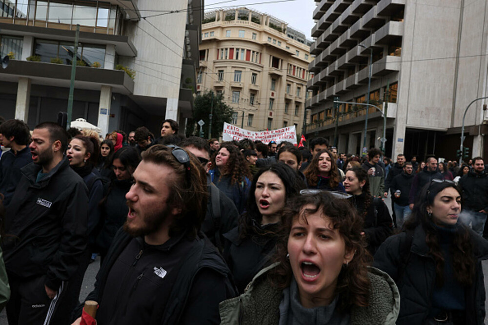 Grevă generală în Grecia. Peste 15.000 de oameni au manifestat la Atena și Salonic. „Nedreptatea ne sufocă”. GALERIE FOTO - Imaginea 22