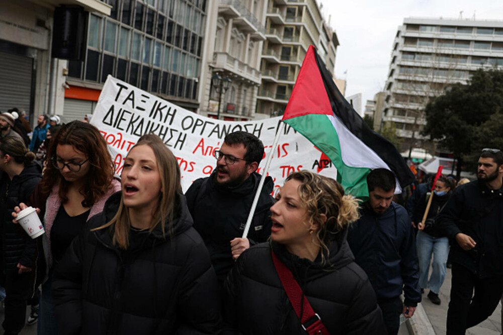 Grevă generală în Grecia. Peste 15.000 de oameni au manifestat la Atena și Salonic. „Nedreptatea ne sufocă”. GALERIE FOTO - Imaginea 24