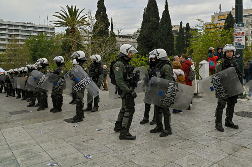 Grevă generală în Grecia. Peste 15.000 de oameni au manifestat la Atena și Salonic. „Nedreptatea ne sufocă”. GALERIE FOTO - Imaginea 26