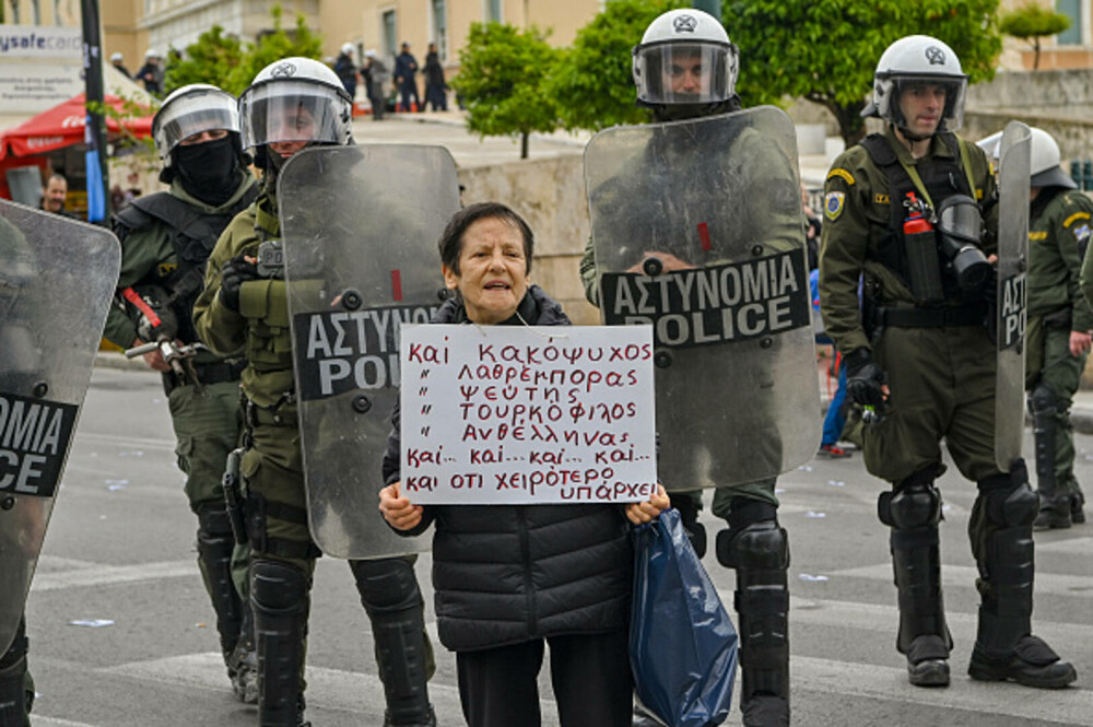 Grevă generală în Grecia. Peste 15.000 de oameni au manifestat la Atena și Salonic. „Nedreptatea ne sufocă”. GALERIE FOTO - Imaginea 30