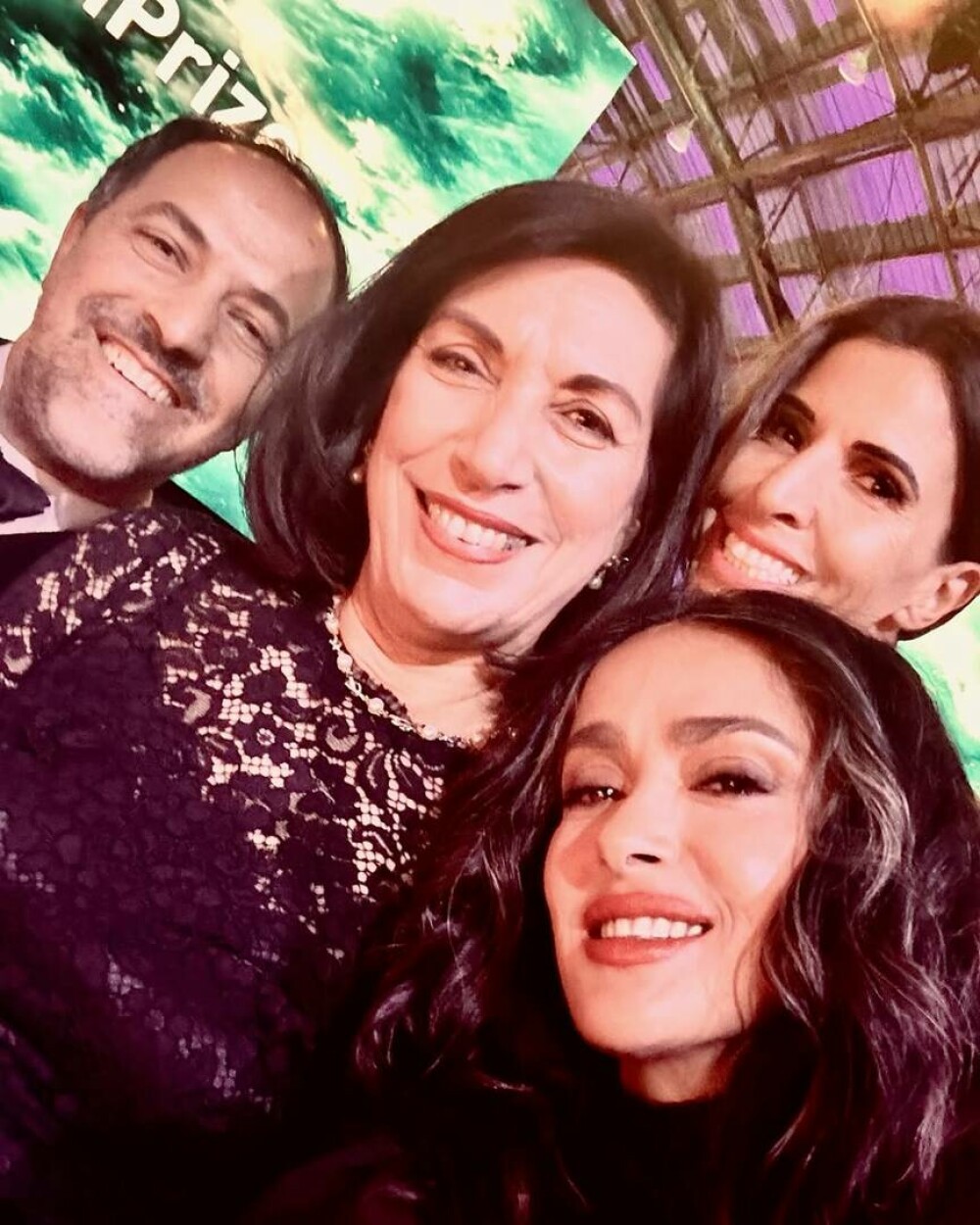 Salma Hayek a întors toate privirile pe covorul roșu. Un detaliu neașteptat a făcut diferența. FOTO - Imaginea 1