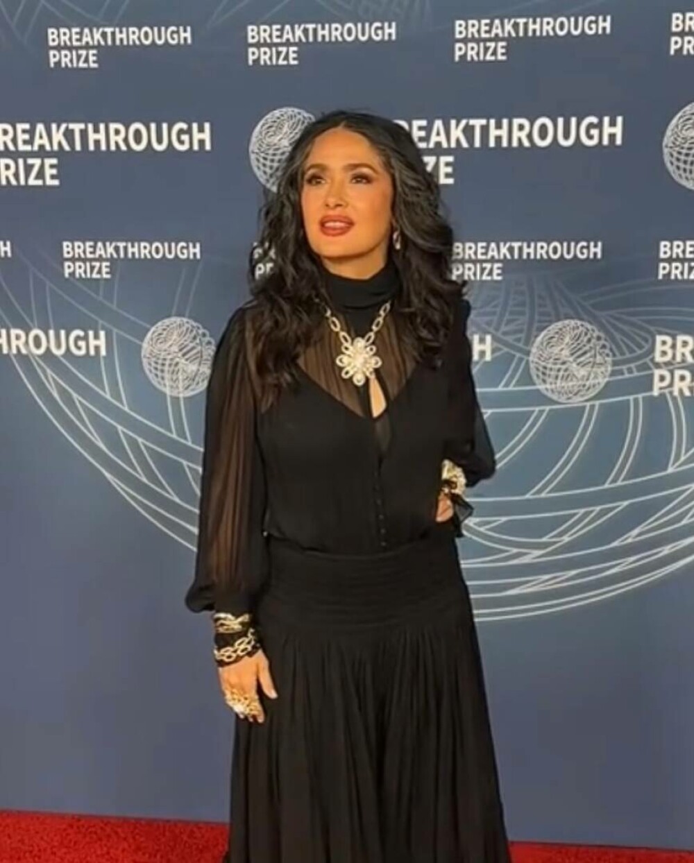 Salma Hayek a întors toate privirile pe covorul roșu. Un detaliu neașteptat a făcut diferența. FOTO - Imaginea 2