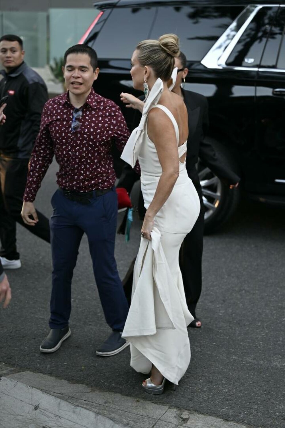 Kate Hudson, apariție spectaculoasă pe covorul roșu. Actrița a strălucit într-o rochie îndrăzneață. FOTO - Imaginea 1