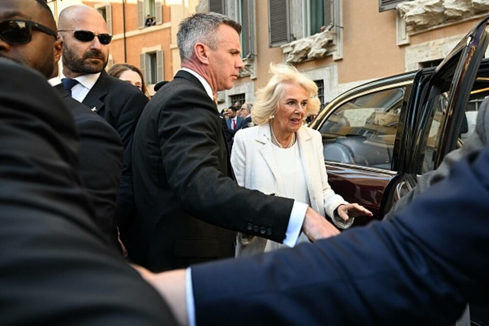 Papa Francisc i-a primit pe regele Charles şi regina Camilla la Vatican. Ce le-a transmis Suveranul Pontif - Imaginea 17