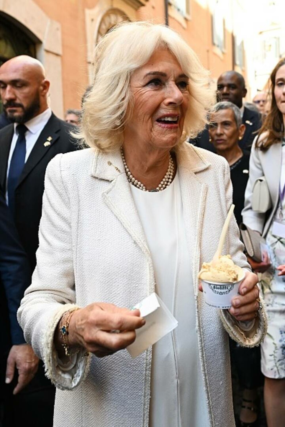 Papa Francisc i-a primit pe regele Charles şi regina Camilla la Vatican. Ce le-a transmis Suveranul Pontif - Imaginea 18