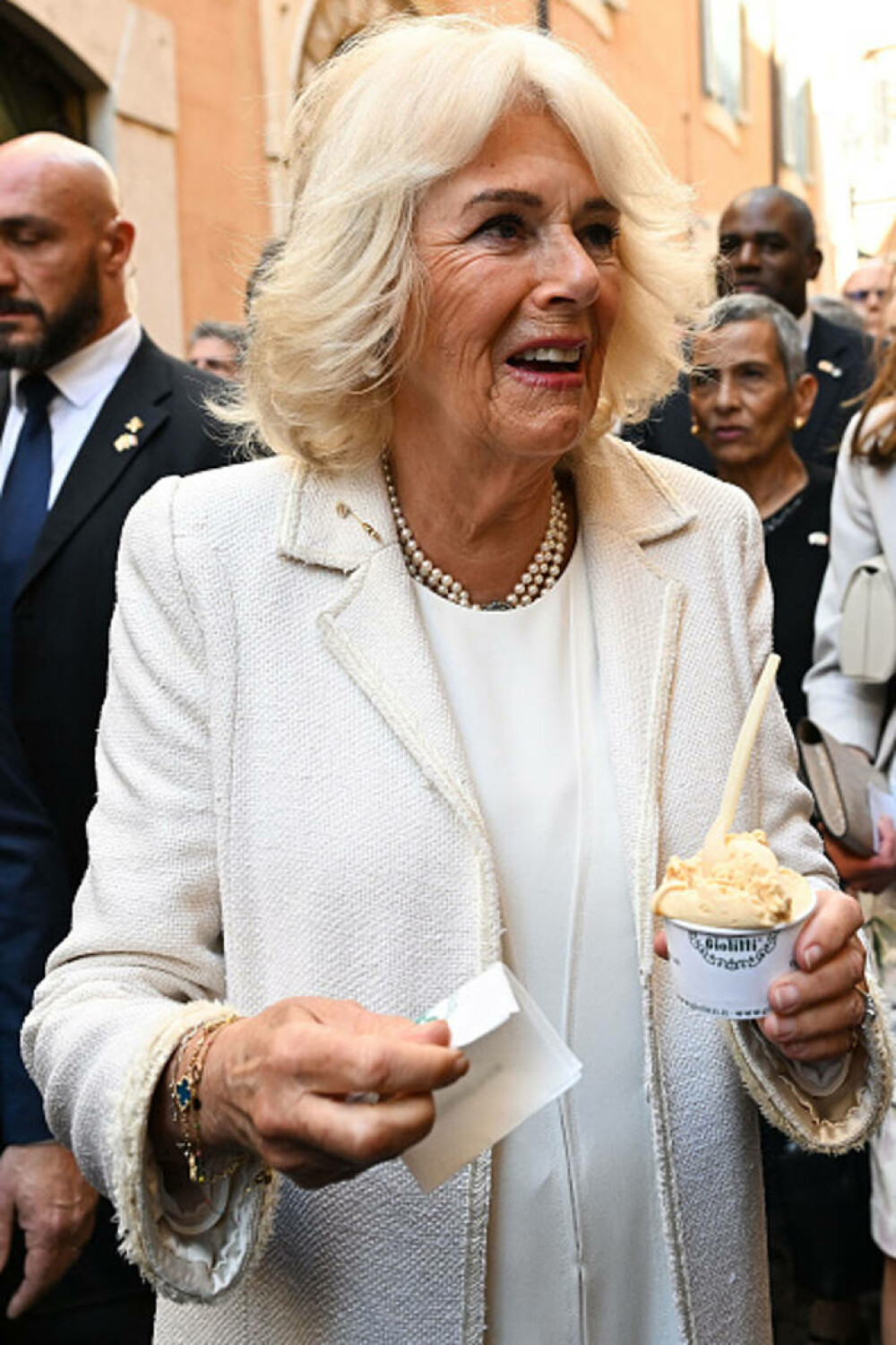 Regina Camilla a sărbătorit 20 de ani de căsătorie cu pizza şi îngheţată italiană. GALERIE FOTO - Imaginea 5