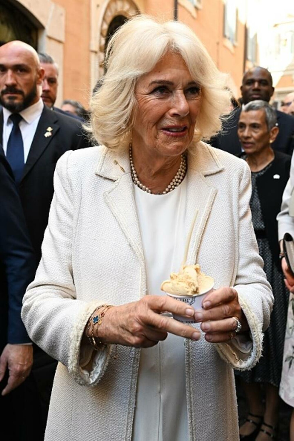 Regina Camilla a sărbătorit 20 de ani de căsătorie cu pizza şi îngheţată italiană. GALERIE FOTO - Imaginea 4