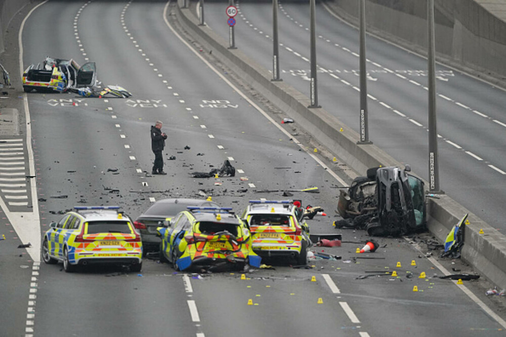 Accident devastator. Șapte polițiști la spital și 5 autospeciale făcute praf după ce au încercat să oprească un BMW, în UK - Imaginea 20