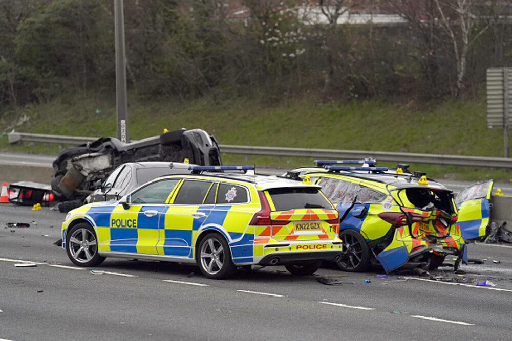 Accident devastator. Șapte polițiști la spital și 5 autospeciale făcute praf după ce au încercat să oprească un BMW, în UK - Imaginea 24
