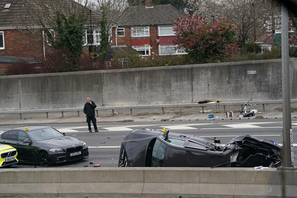 Accident devastator. Șapte polițiști la spital și 5 autospeciale făcute praf după ce au încercat să oprească un BMW, în UK - Imaginea 27