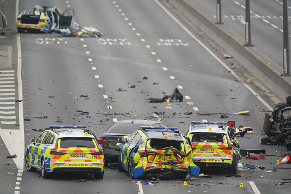 Accident devastator. Șapte polițiști la spital și 5 autospeciale făcute praf după ce au încercat să oprească un BMW, în UK - Imaginea 8