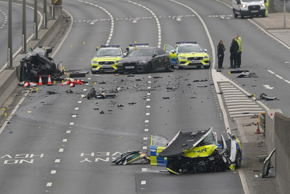 Accident devastator. Șapte polițiști la spital și 5 autospeciale făcute praf după ce au încercat să oprească un BMW, în UK - Imaginea 9