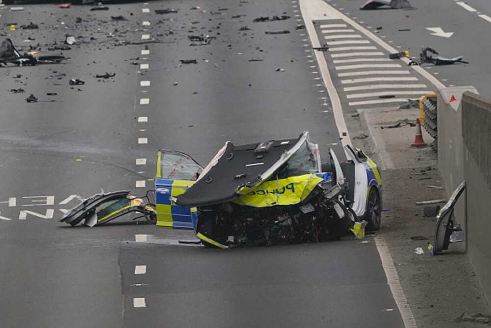 Accident devastator. Șapte polițiști la spital și 5 autospeciale făcute praf după ce au încercat să oprească un BMW, în UK - Imaginea 10