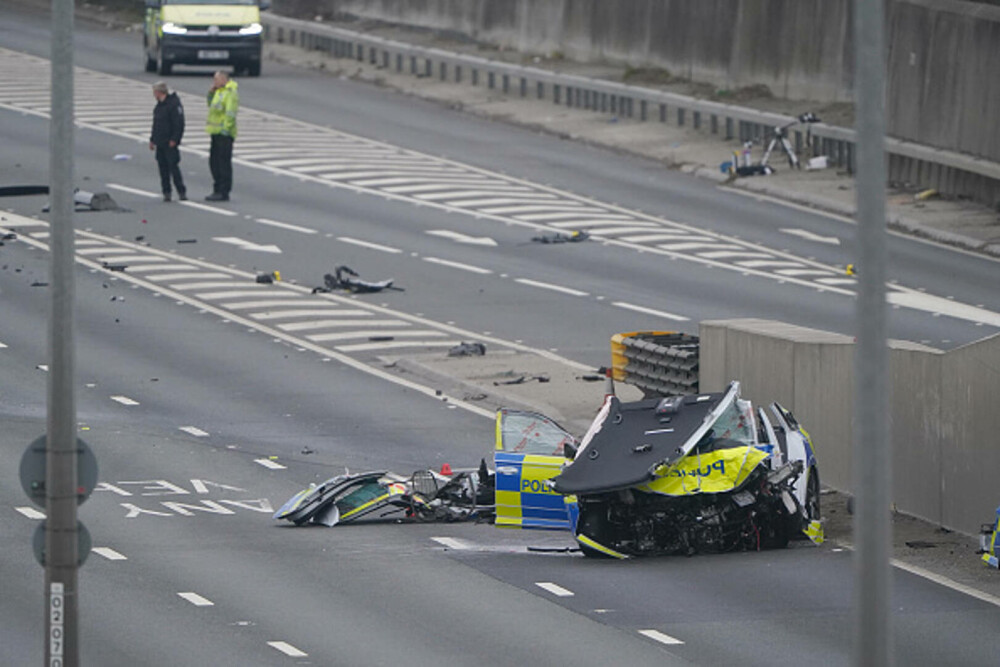 Accident devastator. Șapte polițiști la spital și 5 autospeciale făcute praf după ce au încercat să oprească un BMW, în UK - Imaginea 12