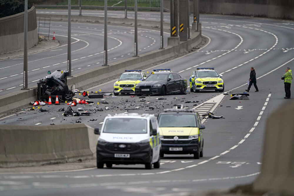 Accident devastator. Șapte polițiști la spital și 5 autospeciale făcute praf după ce au încercat să oprească un BMW, în UK - Imaginea 13