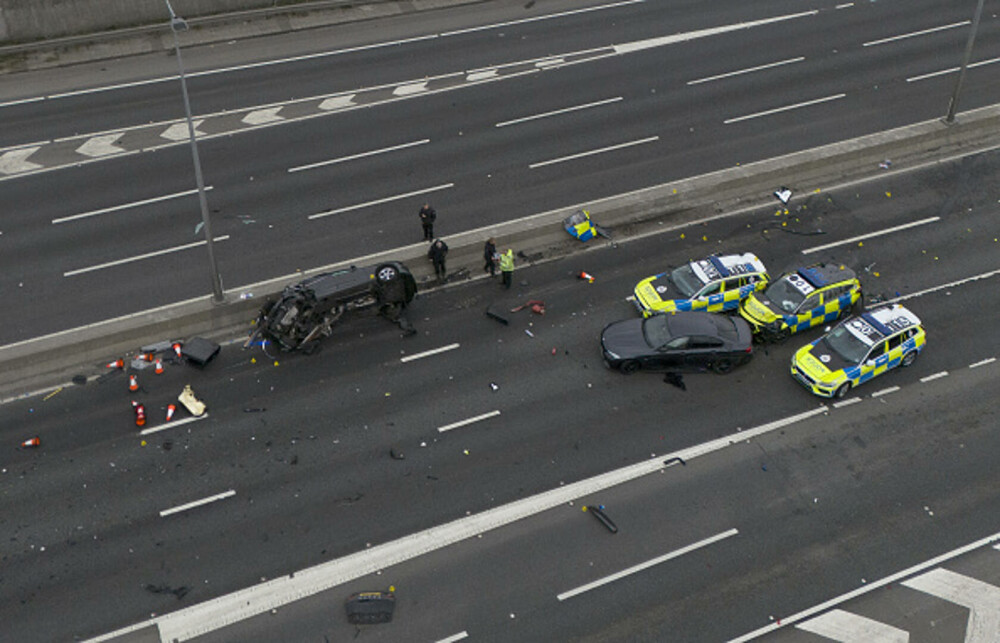 Accident devastator. Șapte polițiști la spital și 5 autospeciale făcute praf după ce au încercat să oprească un BMW, în UK - Imaginea 14