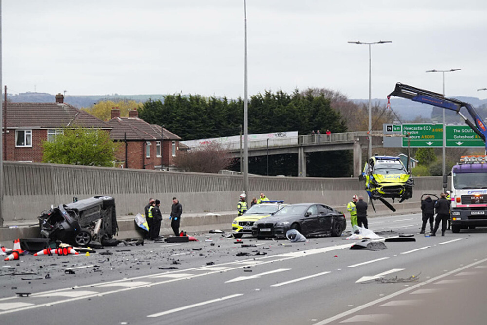 Accident devastator. Șapte polițiști la spital și 5 autospeciale făcute praf după ce au încercat să oprească un BMW, în UK - Imaginea 19