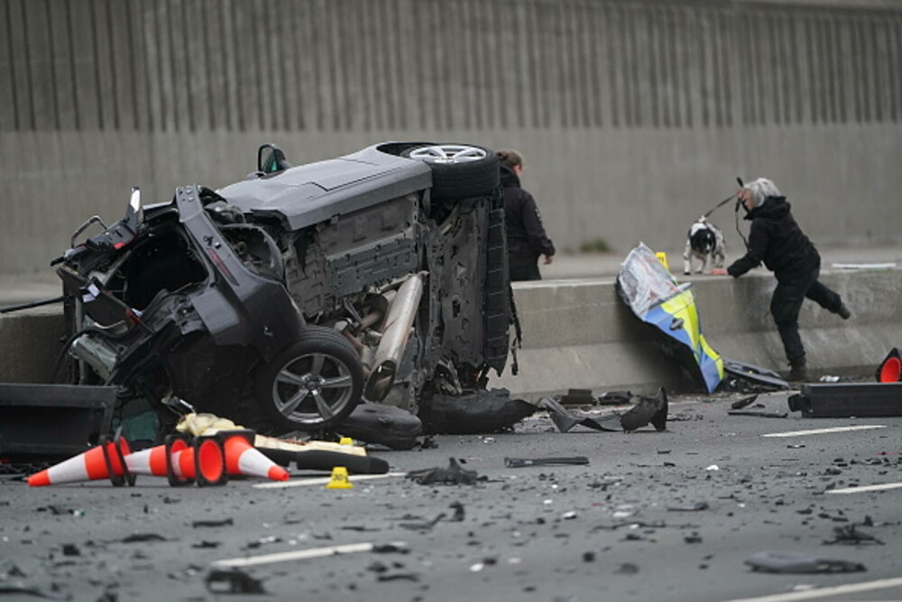 Accident devastator. Șapte polițiști la spital și 5 autospeciale făcute praf după ce au încercat să oprească un BMW, în UK - Imaginea 4