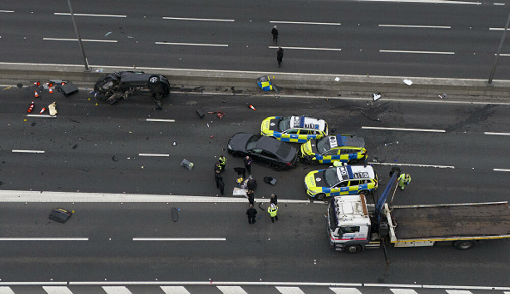 Accident devastator. Șapte polițiști la spital și 5 autospeciale făcute praf după ce au încercat să oprească un BMW, în UK - Imaginea 21