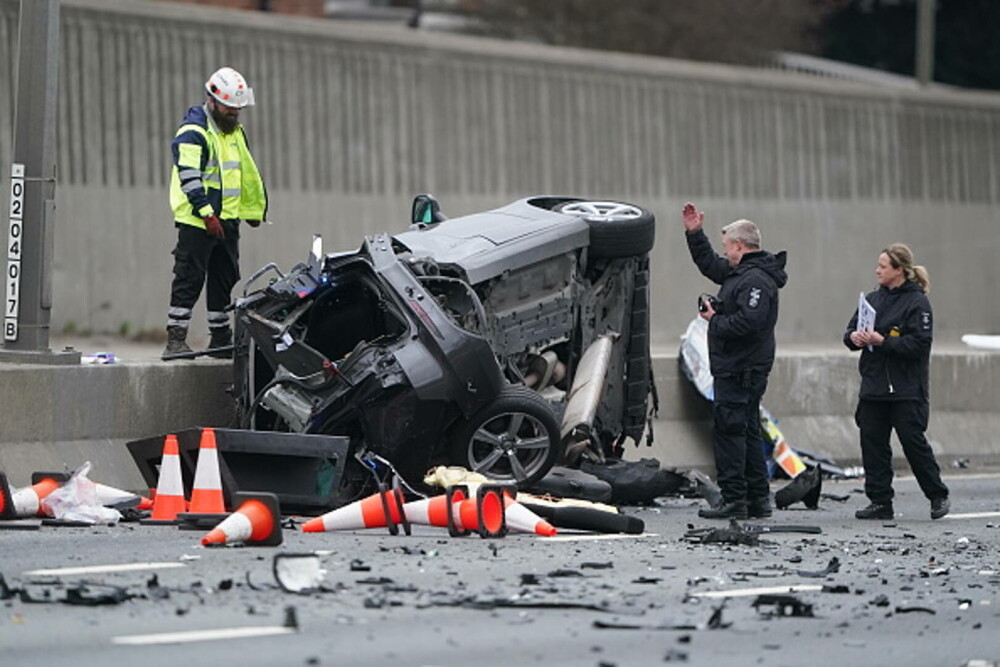 Accident devastator. Șapte polițiști la spital și 5 autospeciale făcute praf după ce au încercat să oprească un BMW, în UK - Imaginea 5