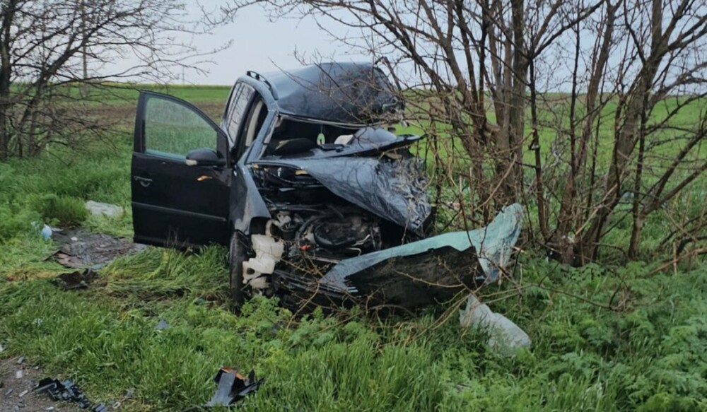 O femeie de 26 ani și un bărbat de 34 ani au murit după ce s-au lovit frontal cu mașinile, în județul Constanța - Imaginea 2