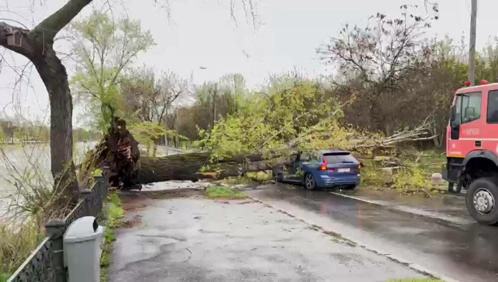Mai multe drumuri naţionale sunt blocate temporar din cauza ploilor. Pompierii intervin în 16 judeţe şi în Bucureşti. VIDEO - Imaginea 1
