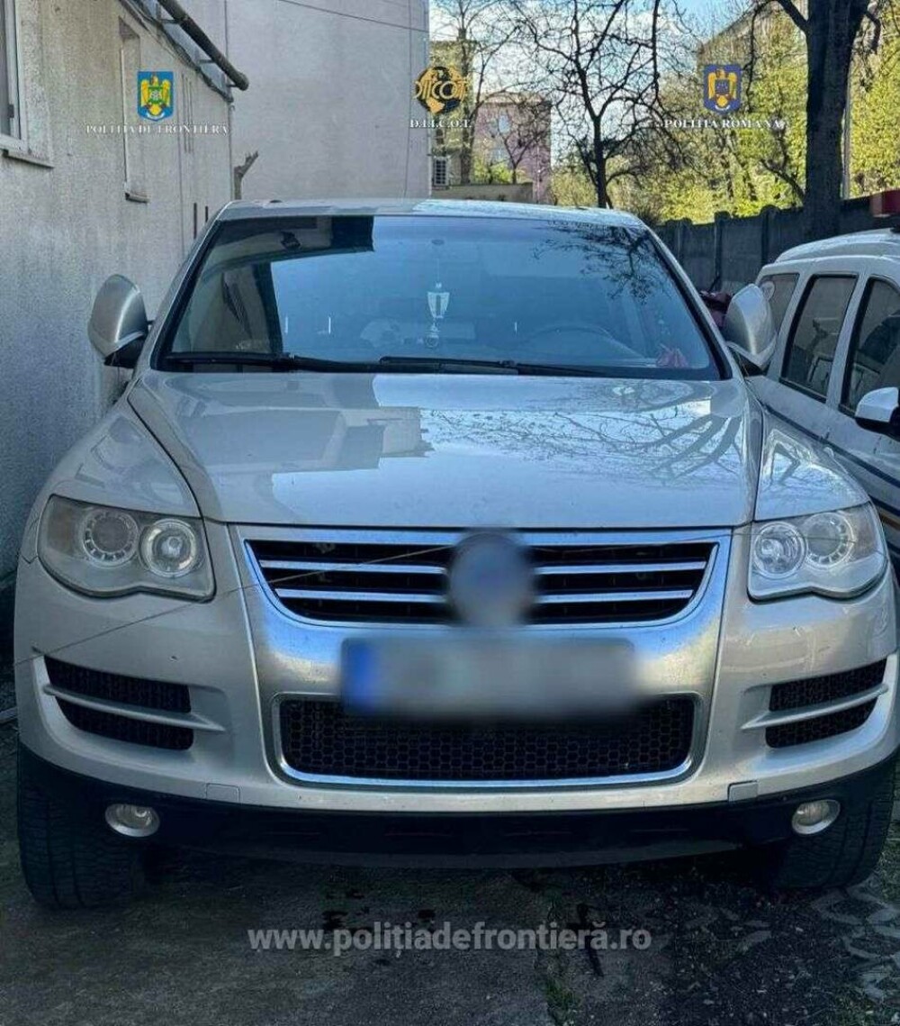 Patru persoane au fost reţinute după ce au fost prinse cu pungi de plastic în mașină. Ce au descoperit polițiștii. FOTO - Imaginea 1