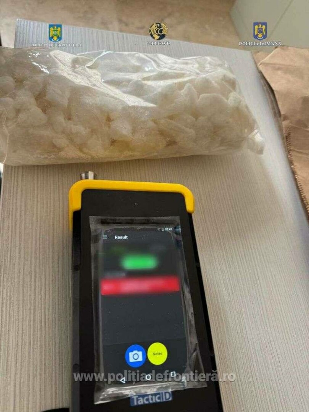 Patru persoane au fost reţinute după ce au fost prinse cu pungi de plastic în mașină. Ce au descoperit polițiștii. FOTO - Imaginea 3