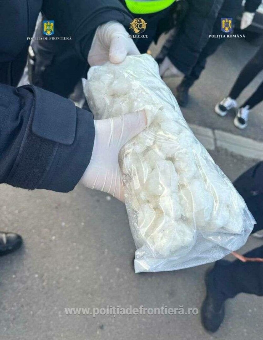 Patru persoane au fost reţinute după ce au fost prinse cu pungi de plastic în mașină. Ce au descoperit polițiștii. FOTO - Imaginea 4