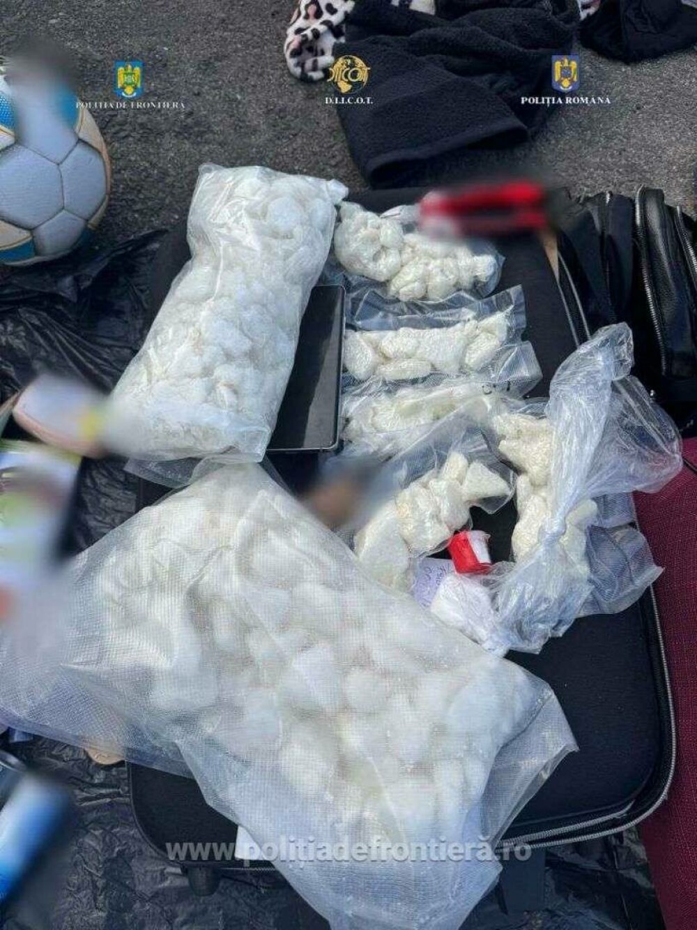 Patru persoane au fost reţinute după ce au fost prinse cu pungi de plastic în mașină. Ce au descoperit polițiștii. FOTO - Imaginea 5