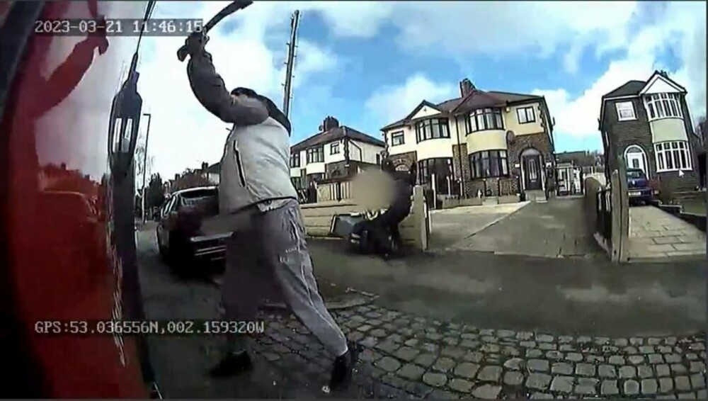 Trei bărbați i-au atacat pe angajații de la salubrizare cu mai multe topoare, într-un oraș din Marea Britanie. VIDEO - Imaginea 1