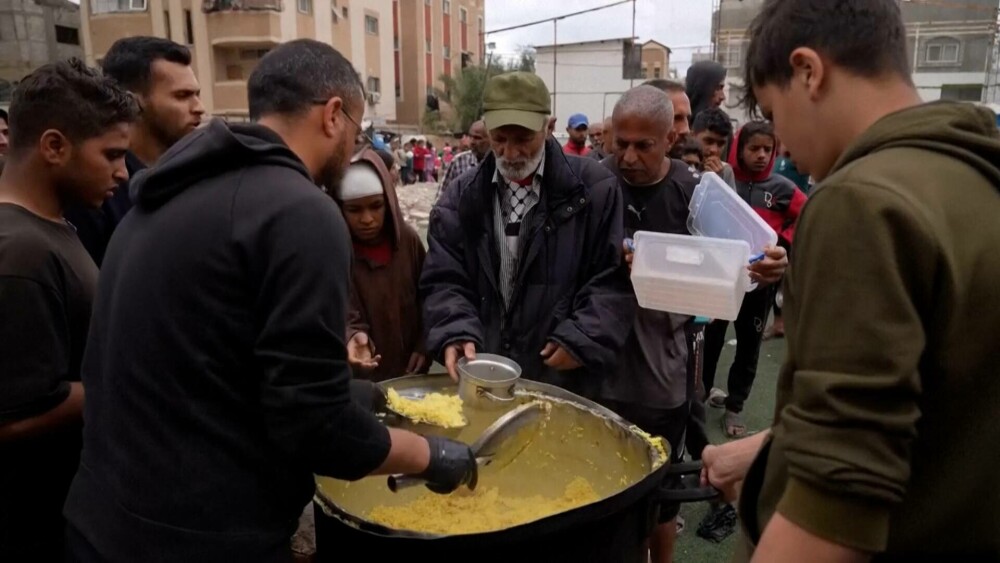 Palestinienii așteaptă ore întregi pentru o porție de orez gratis, în Fâșia Gaza. „Nu există mâncare, nici apă de băut” - Imaginea 2