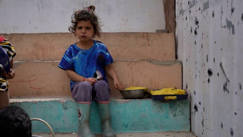 Palestinienii așteaptă ore întregi pentru o porție de orez gratis, în Fâșia Gaza. „Nu există mâncare, nici apă de băut” - Imaginea 1