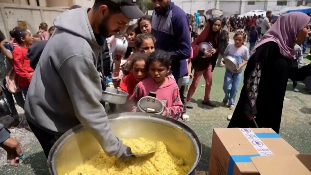 Palestinienii așteaptă ore întregi pentru o porție de orez gratis, în Fâșia Gaza. „Nu există mâncare, nici apă de băut” - Imaginea 4